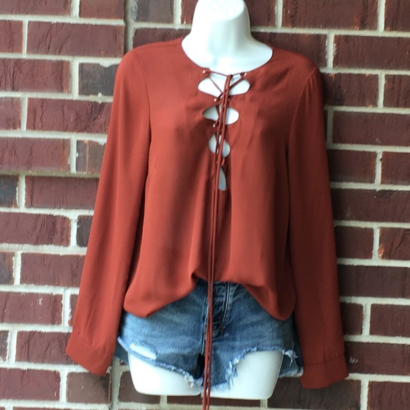 Timing rust color long sleeve top with keyholes - Picture 3 of 9